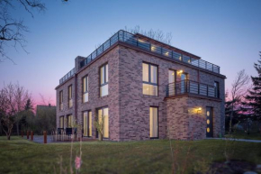 Villa Lotsenhäuser Rügen - Luxus Ferienhaus - 3 Schlafzimmer - Sauna - Dachterrasse mit Boddenblick, Breege